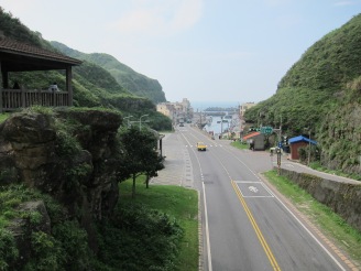 Bus stops just 5 min away with services to Keelung, Ruifang, Jiufen, Fulong etc.